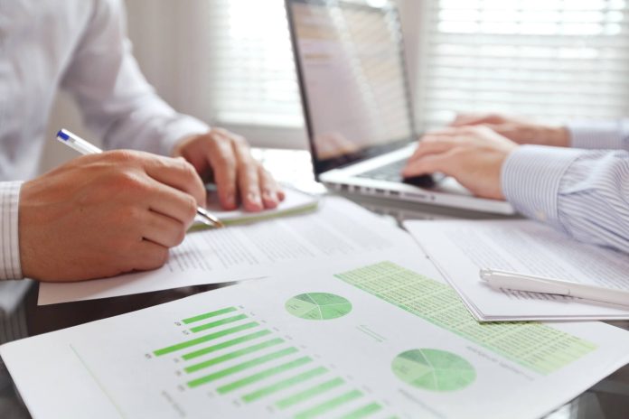 Vizualni prikaz trajnostnega poročanja podjetij po novi zakonodaji EU.